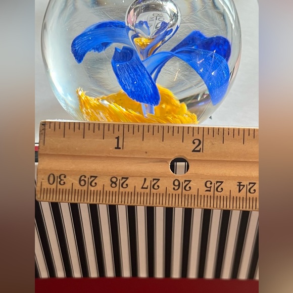 Glass Paperweight with Controlled Bubble and Flower - Picture 15 of 16